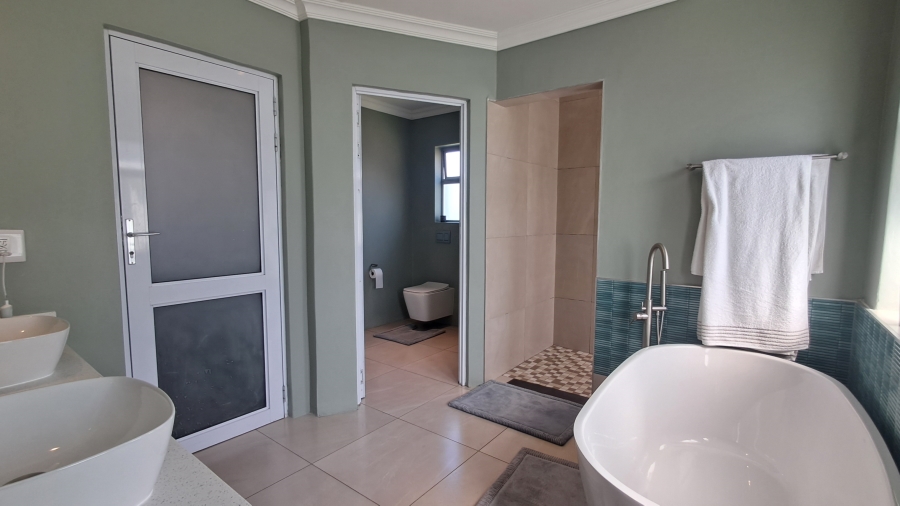 5 Bedroom Property for Sale in Beacon Bay Eastern Cape